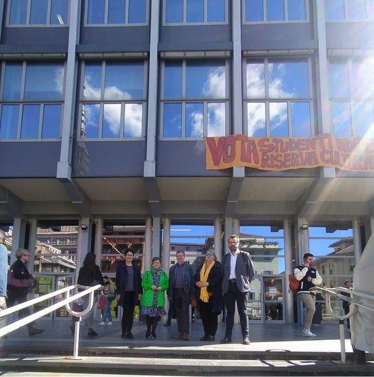 Na zdjęciu grupa osób przed budynkiem Wydziału Filologicznego Uniwersytetu w Turynie