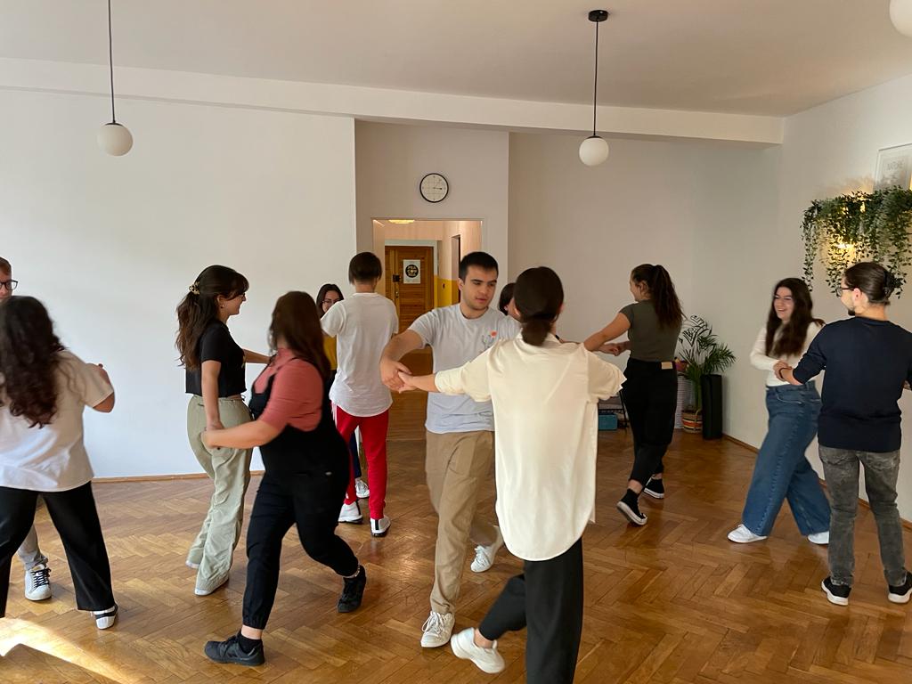 Studenci z Turynu tańczą podczas warsztatów folklorystycznych